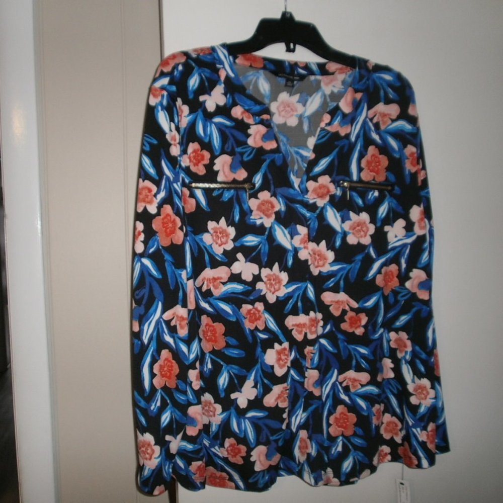 Woman's Zac and Rachel top Navy with peach flowers 2X NWT